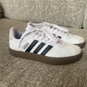 Adidas Unisex Shoes Size 6 (runs large) more like a women’s size 7. See pictures